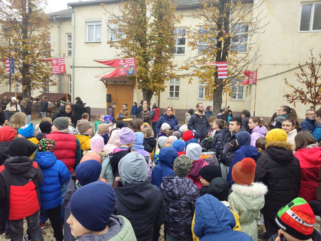 Szent_Erzsebet_napi_kenyerosztas_20251114_001